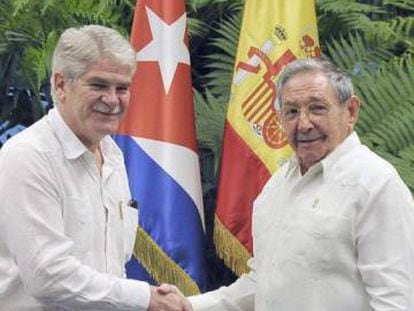 El presidente de Cuba, Ra&uacute;l Castro, saluda al ministro de Asuntos Exteriores, Alfonso Dastis, el 6 de agosto en La Habana.