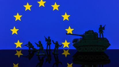 Ilustración con medios militares sobre una bandera de la Unión Europea.