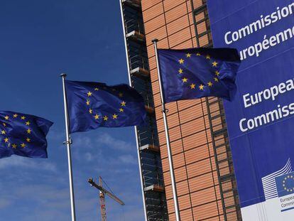 Banderas de la Unión Europea junto a la sede de la Comisión Europea en Bruselas. 