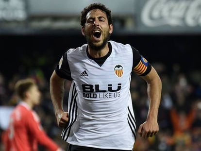 Parejo celebra un gol con el Valencia esta temporada.