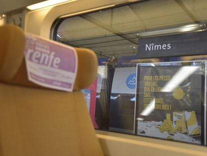 Un tren de alta velocidad de Renfe pasa por la estación francesa de Nimes rodando en fase de pruebas.