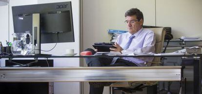 El presidente de la Autoridad Independiente de Responsabilidad Fiscal (AIReF), Jos&eacute; Luis Escriva, en su despacho 