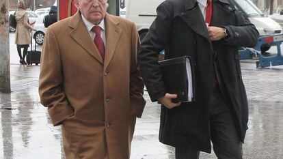 Rom&amp;aacute;n Sanahuja, a la izquierda, a su llegada a los juzgados de Plaza de Castilla, Madrid, en 2011.