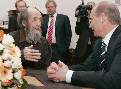 Solzhenitsin, con el presidente ruso, Vladímir Putin, el pasado 12 de junio en el Kremlin.