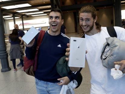 &Aacute;lvaro Mart&iacute;n e Iv&aacute;n Mart&iacute;n con sus nuevos &acute;smartphones&acute;.