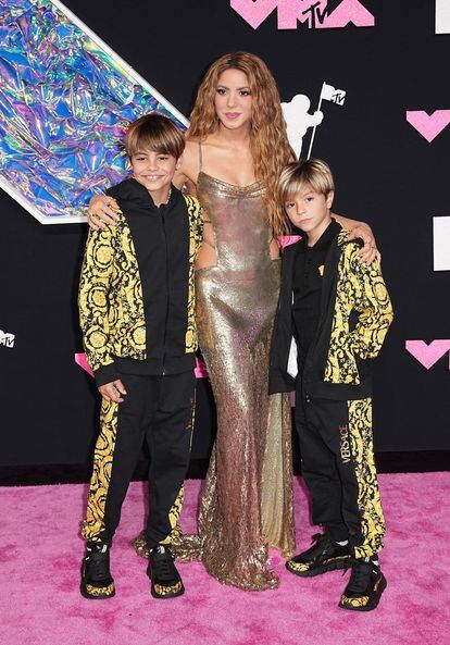 Shakira acudió acompañada de sus dos hijos Sasha y Milán Piqué, de los que solo se separó para hacer historia con su actuación en la gala y para subirse al escenario a recoger el premio. Los looks de los niños, al igual que el de su madre, están firmados por Versace.