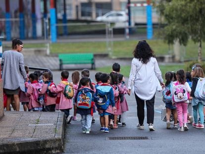 Alumnos del colegio público de la Ería de Oviedo en el inicio de curso de 2023.