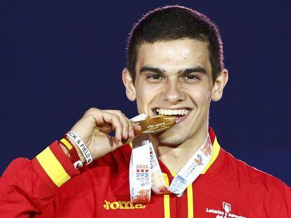 Bruno Hortelano posa con la medalla de oro en el Campeonato de Europa.