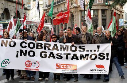 Protesta en Valencia contra la retirada de la paga extra a los funcionarios. / Tania Catro