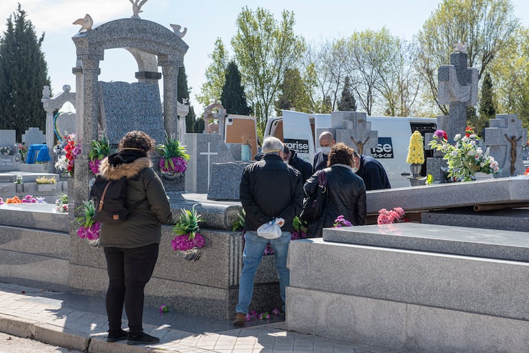 Entierro de una víctima de coronavirus en el Cementerio Sur, en Carabanchel.