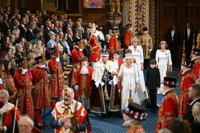 El rey Carlos III, con la corona imperial sobre su cabeza, y la reina Camila, con la diadema de la coronación de Jorge IV, este martes durante la apertura del Parlamento.
