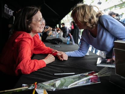 En la imagen Carme Elias firmando en el Fnac de Plaza Cataluña durante la Diada de Sant Jordi en Barcelona.