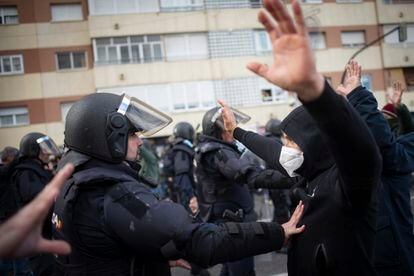 La policía intentando frenar a los trabajadores que intentaban cruzar el cordón policial en la avenida principal de Cádiz.