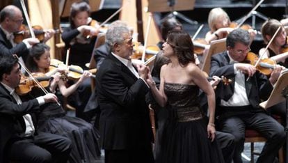 Los cantantes Plácido Domingo y Ana María Martínez, ayer en el Teatro Real.