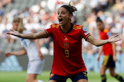 La delantera española Esther González reacciona durante el encuentro del grupo B de la Eurocopa Femenina entre España y Finlandia.