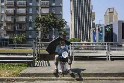Un hombre pide limosna sentado en la avenida Libertador de Caracas. / ANDREA HERNÁNDEZ