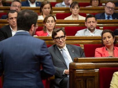 El jefe de filas del PSC, Salvador Illa (c), escucha la intervención del presidente de la Generalitat, Pere Aragonès, durante el pleno de este miércoles.