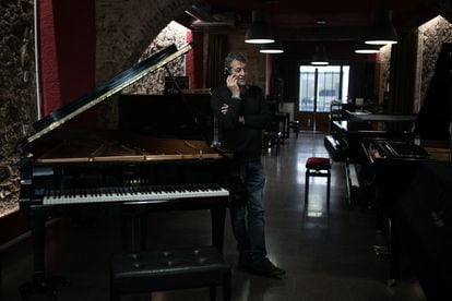 Josep Puig, en su tienda de pianos de Gràcia.