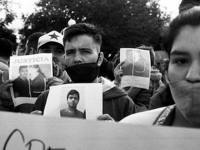Familiares y amigos de Abel Suárez protestan en las calles de Córdoba, Argentina, para pedir justicia para el joven de 26 años, asesinado en febrero de 2021.