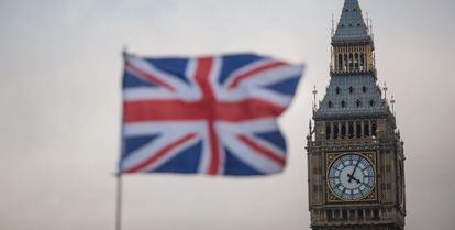 El Big Ben de Londres con la bandera brit&aacute;nica.