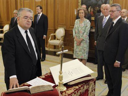 Juan José González Rivas jurando el cargo de magistrado del Tribunal Constitucional en 2012.