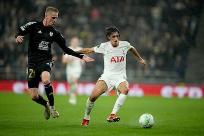 Zan Karnicnik (I) intenta quitarle el balón a Bryan Gil durante el Tottenham - NS Mura.