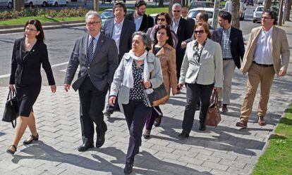 Poblet, segundo por la izquierda, ayer, se dirige al juzgado acompañado por sus concejales.