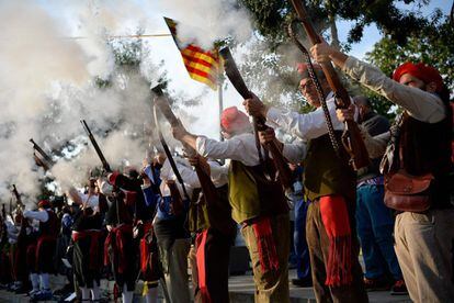 Trabuqueros disparan sus armas en Sant Juliá de Ramis (Barcelona) en una ceremonia para conmemorar el aniversario del referéndum independentista.