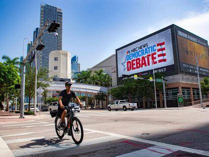 Un ciclista pasa frente al centro que acogerá los debates demócratas este miércoles y jueves en Miami.