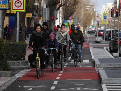 Ciclistas en el carril bici de Santa Engracia.