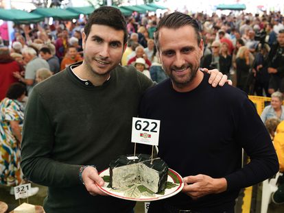 A la izquierda, Guillermo, quesero de Los Puertos. A la derecha, Iván Suárez, de El Llagar de Colloto, quien ha pagado por la pieza 30.000 euros.