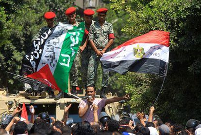 Policías observan a un grupo de manifestantes con las banderas de Egipto y Palestina durante una protesta en la embajada de Israel en El Cairo