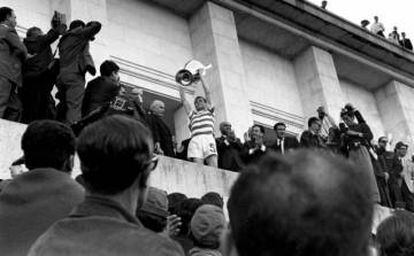 El capitán del Celtic, McNeill, alza la Copa de Europa de 1967.