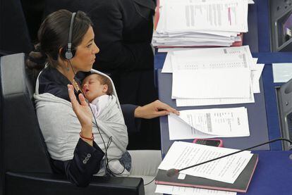 La europarlamentaria italiana Licia Ronzulli recibió ayer el aplauso de sus colegas al ir a votar al Parlamento con su bebé para solidarizarse con "las mujeres que no pueden conciliar".