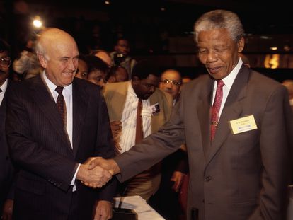 El entonces presidente sudafricano, Frederik de Klerk y Nelson Mandela se saludan en una imagen sin datar en Johanesburgo.
