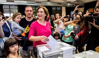 La candidata de Barcelona en Comú, Ada Colau, ha votat cap a les 11:00 h al Centre Cívic La Sedeta, acompanyada de la seva parella i el seu fill.