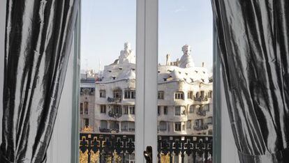 La Pedrera de Gaud&iacute;, en pleno paseo de Gr&agrave;cia, visto desde una casa vecina.