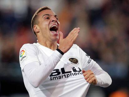 Rodrigo Moreno celebra un gol con el Valencia