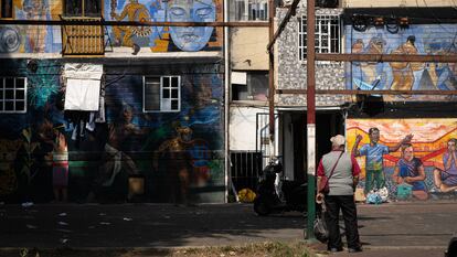 Un hombre mira los murales del colectivo Tepito Arte Acá en la unidad habitacional "Los Palomares".