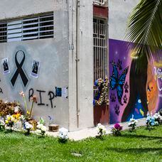 Conmemoración y altar en memoria de Keishla Rodríguez Ortiz a las afueras del apartamento que fuera el hogar en el Residencial Villa Esperanza en San Juan, Puerto Rico, el 31 de marzo de 2021. La mujer de 27 años fue presuntamente asesinada por el boxeador Felix Verdejo, con quien mantenía una relación amorosa y de quien estaba embaraza. Verdejo fue acusado del asesinato a nivel federal junto a un tercera persona que confeso el púgil le pidió ayuda para terminar con el embarazo de la joven. A principios de año el gobierno declaro un estado de emergencia en contra de la violencia de género en la isla, el primero en la region caribeña. (Erika P. Rodríguez para El País)