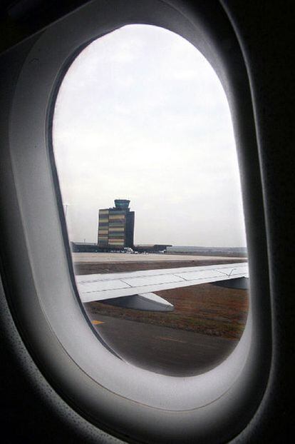 Torre de control de Alguaire, vista desde un avión que toma tierra.