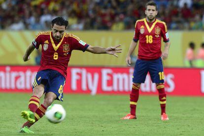 Xavi dispara durante el partido de la selección contra Uruguay.