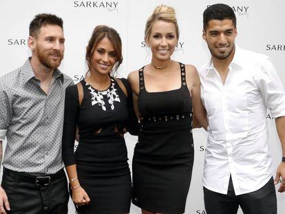Leo Messi, Antonella Roccuzzo, Sofía Balbi y Luis Suarez  durante la inauguración de Sarkany en Barcelona.