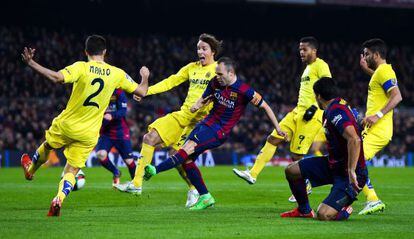 Iniesta marca para hacer el 2-1 ante el Villarreal.