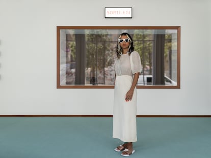 La artista brasileña Cinthia Marcelle, en el interior de su exposición en el Macba, en Barcelona, a mediados de julio.