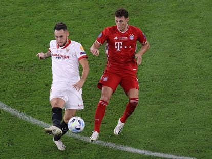 Ocampos golpea el balón ante Pavard este jueves en la final de la Supercopa de Europa entre el Bayern y el Sevilla.