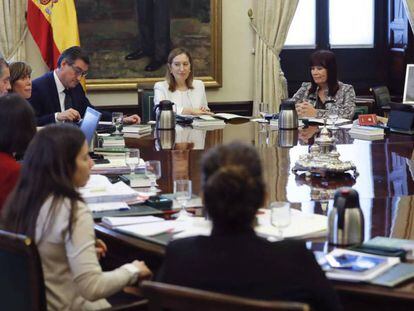 La presidenta del Congreso de los Diputados, Ana pastor, en el centro, frente al cuadro, durante la reunión de la Mesa de la Diputación Permanente. En vídeo, declaraciones del diputado socialista Rafael Simancas.