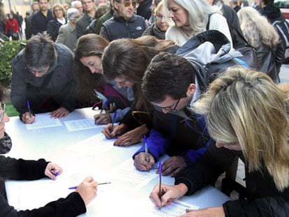 Varias personas votan en el polideportivo la Salle de Barcelona.