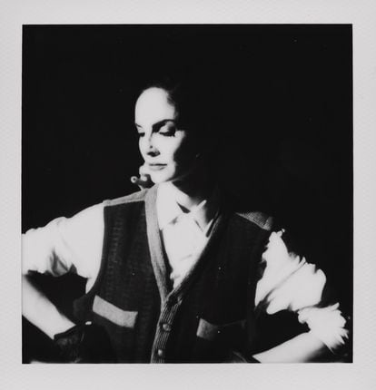 Elegancia patriarcal, pero con un twist: Eugenia Silva lleva chaleco de la colección otoño/invierno 1993-94 de Giorgio Armani.