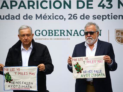 López Obrador y Alejando Encinas, durante la entrega de un reporte de la investigación sobre el caso de Ayotzinapa, en 2020.